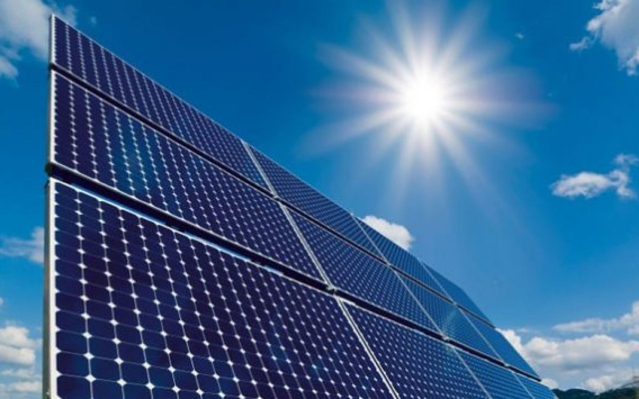 Painéis de energia solar fotovoltaica instalados em telhado